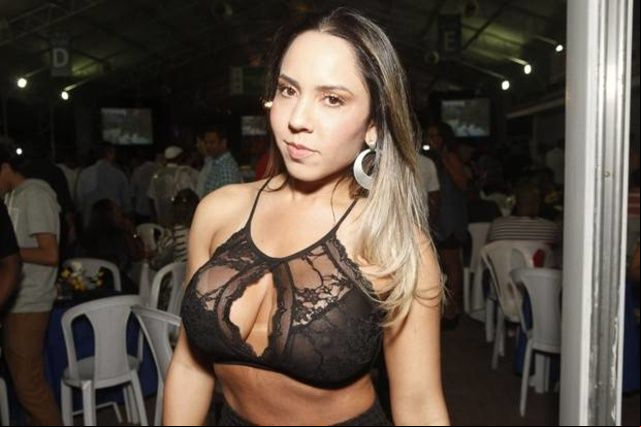 Famosa Mulher Melão exibe peitos roupa transparente no Rio de Janeiro