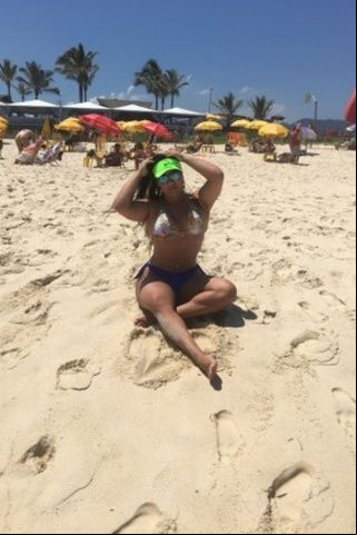 Mulher Melancia loirando pelos no bumbum na praia no Rio de Janeiro