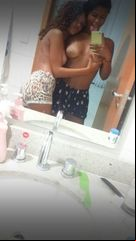 Fotos amigas Raiza e Janaina de São Gonçalo RJ peladas na frente do espelho