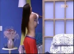 Elettra Lamborghini mostra demais seios grandes no BBB 17