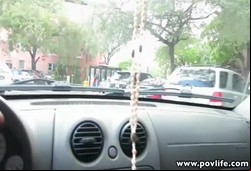 peituda tatuada tomou dedada na buceta dentro do carro antes da foda