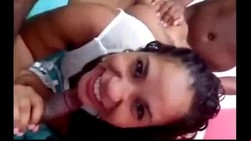 morena sorridente na suruba fodendo muito com os amigos