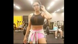 Morena gostosa mostrando a bucetinha raspada no banheiro da academia gravou com celular vídeo